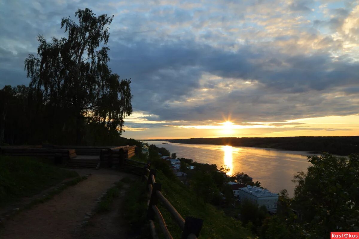 Пучеж набережная. Плес красное на волге расстояние. Волга волга плес. Плес когда ехать лучше. Волга плес навигация.