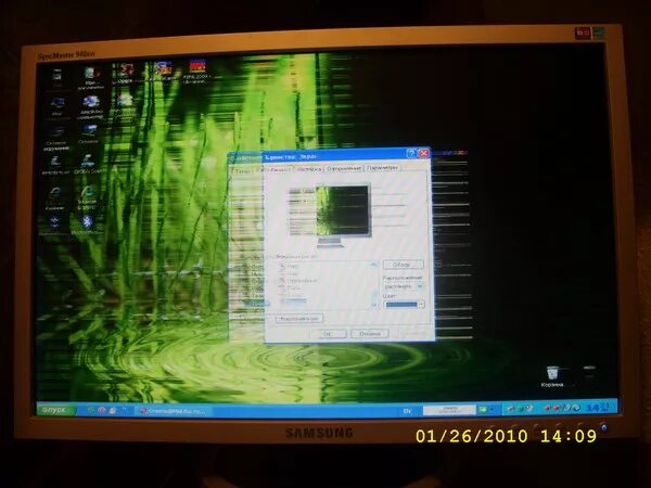 Почему экран становится зеленым. Искажение изображения на мониторе. Зеленые точки на экране монитора. Монитор зеленого цвета. Расплывается изображение на мониторе.