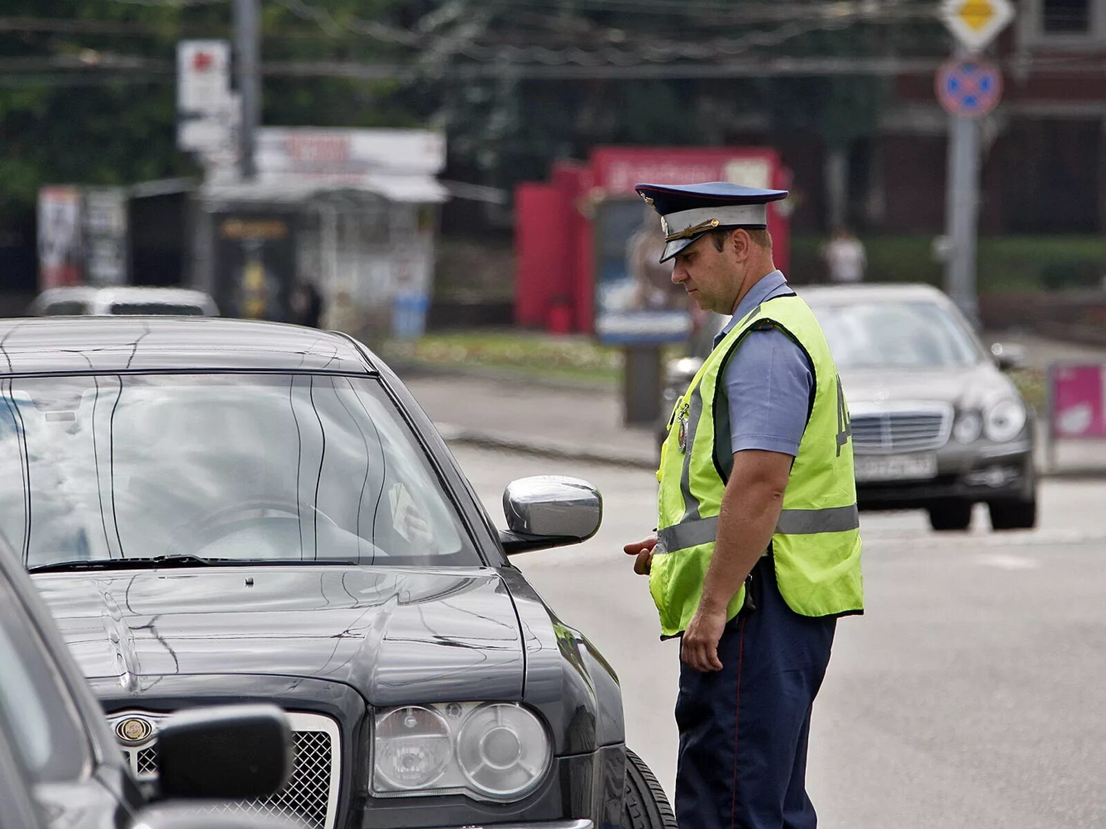 Сотрудник гибдд. Сотрудник дпс. Выписывает штраф. Наказание инспектору. Наказание инспектору.