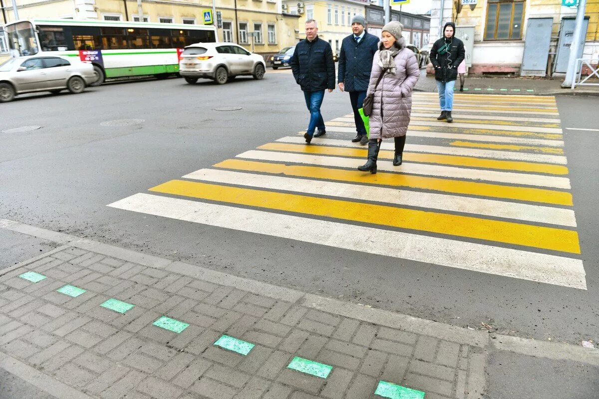 Пешеходный переход. Пешеход на тротуаре. Пешеходная дорожка на перекрестке. Пешеходный переход со светофором.