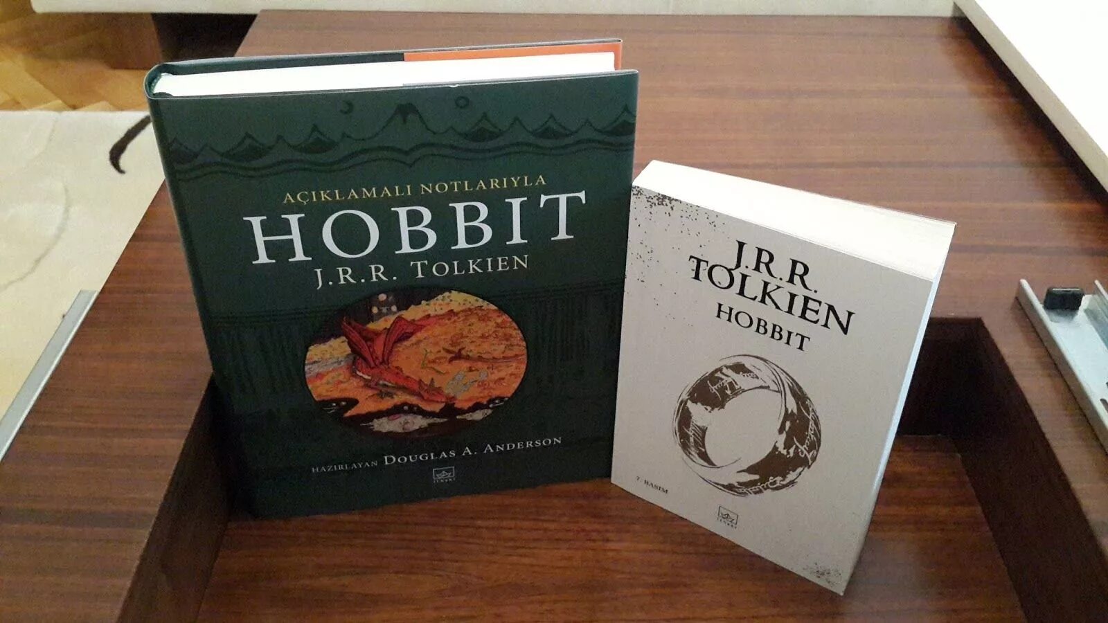 The hobbit by j r r tolkien. Hobbit book cover. толкиен хоббит книга. вот это английский чтение на английском the hobbit j.r.r. tolkien глава 1.1.