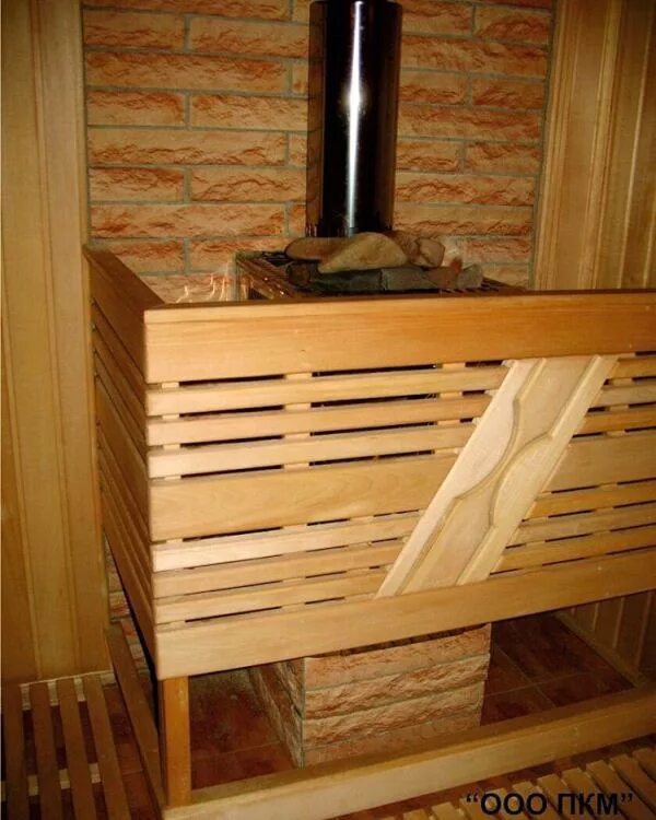 ограждение печи в парилке. ограждение каменки в парилке. ограждение вокруг harvia. деревянное ограждение для печи в парилке. печь каменка_2 в парилке.