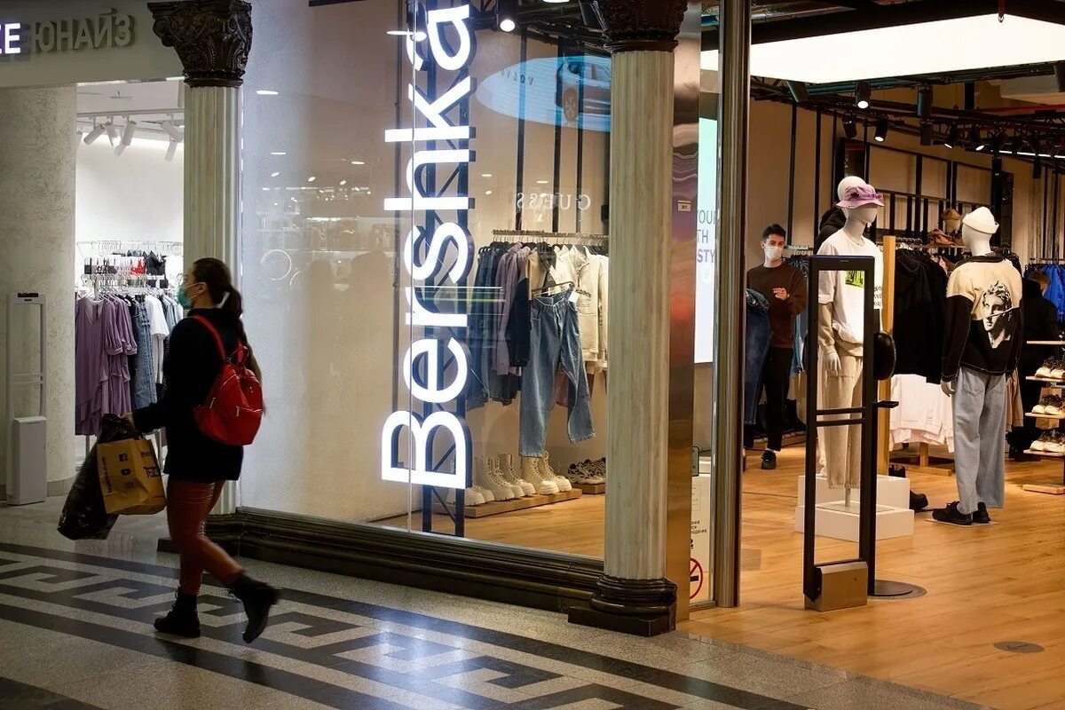 Bershka москва. Витрина Bershka. Открытие магазина одежды.