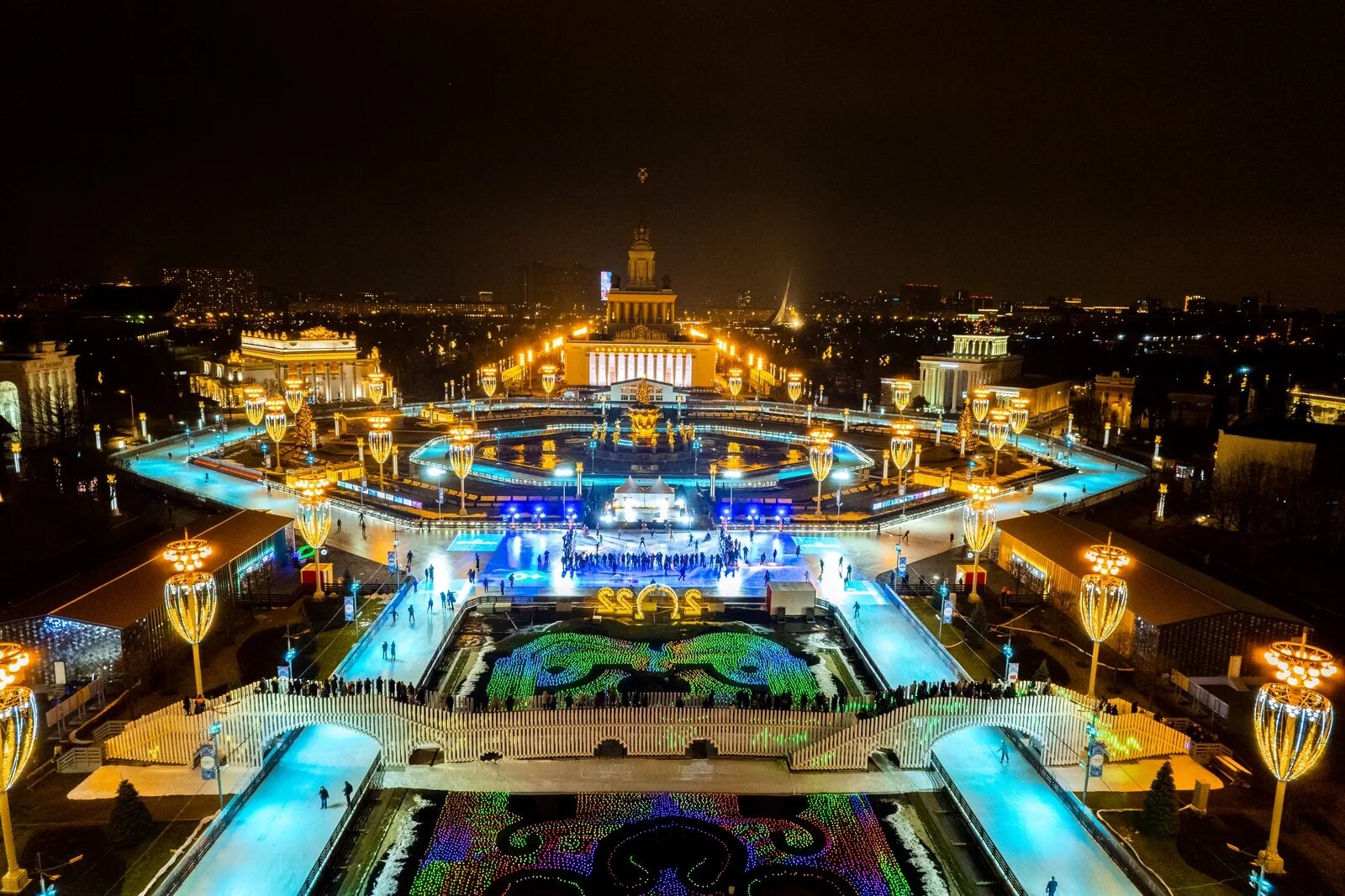 Каток вднх 2020. Что сейчас есть на вднх. Вднх. Парк вднх москва. Каток вднх днем.