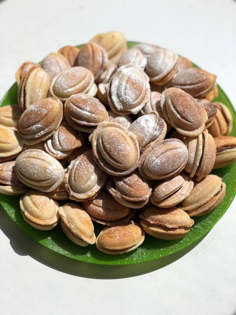 Орешки со сгущенкой пошаговый. Фото печенье бачи. Шоколадные орешки со сгущенкой. Орешки со сгущенкой орешница. Домашние орешки со сгущенкой.