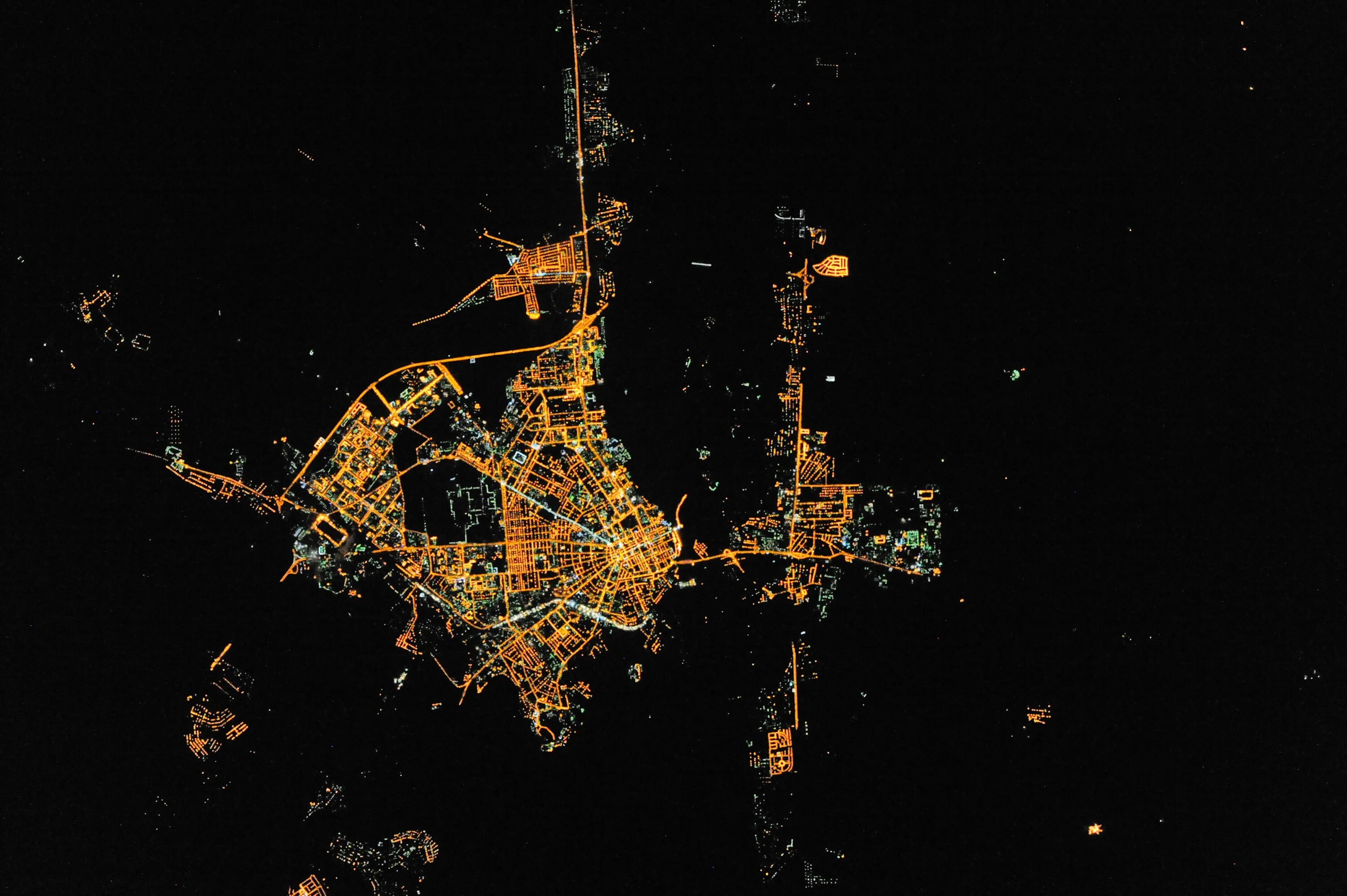 Вид оренбурга со спутника в реальном времени. Оренбург из космоса. Ночной Оренбург из космоса. Оренбург вид из космоса. Космос Оренбург.