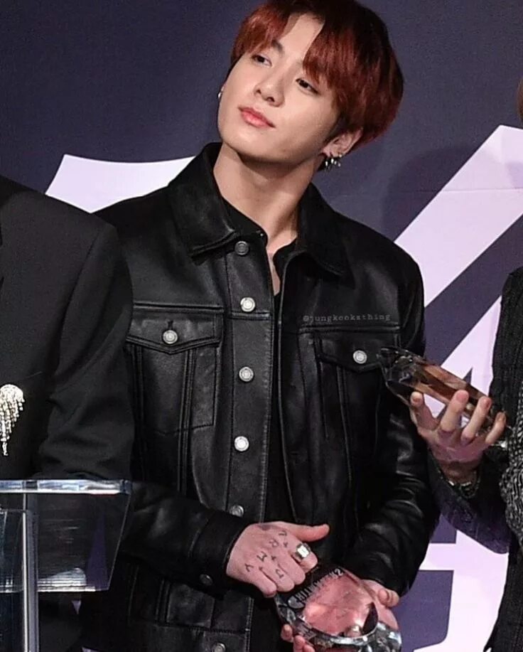 JK БТС. BTS V Leather Jacket. Jungkook Leather Jacket. BTS JK 2002. Jk bts