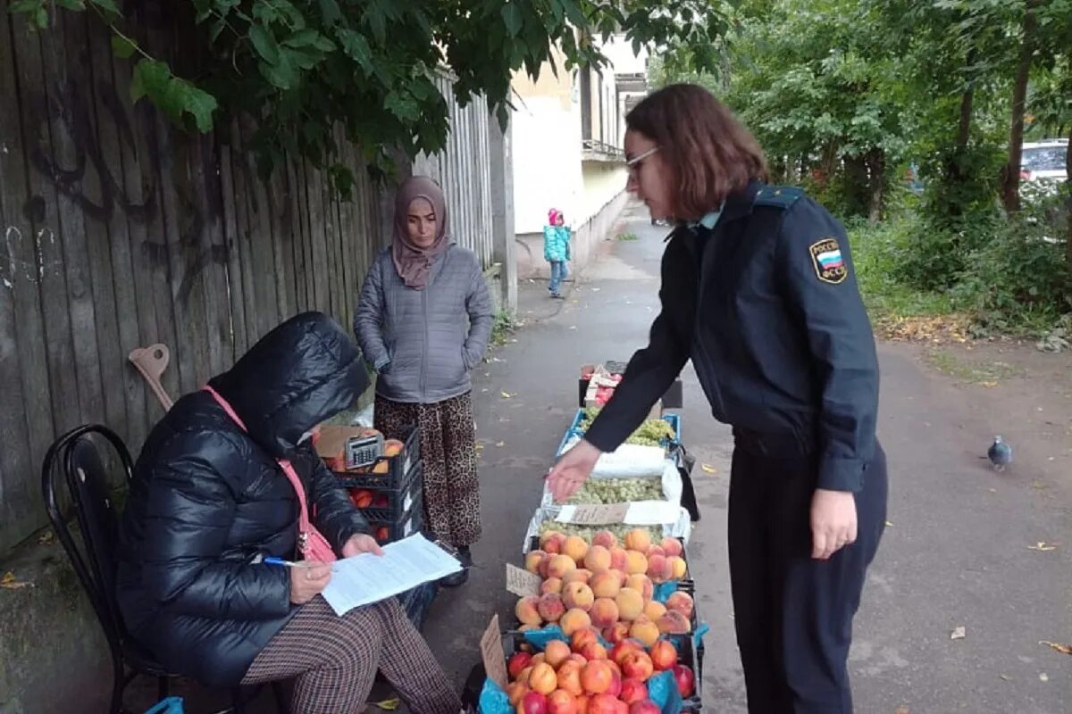 Твери ньюс. Сотрудники администрации Твери рейды. Пресечение незаконной торговли. Уличная торговля в Твери. Торговля в неустановленных местах.