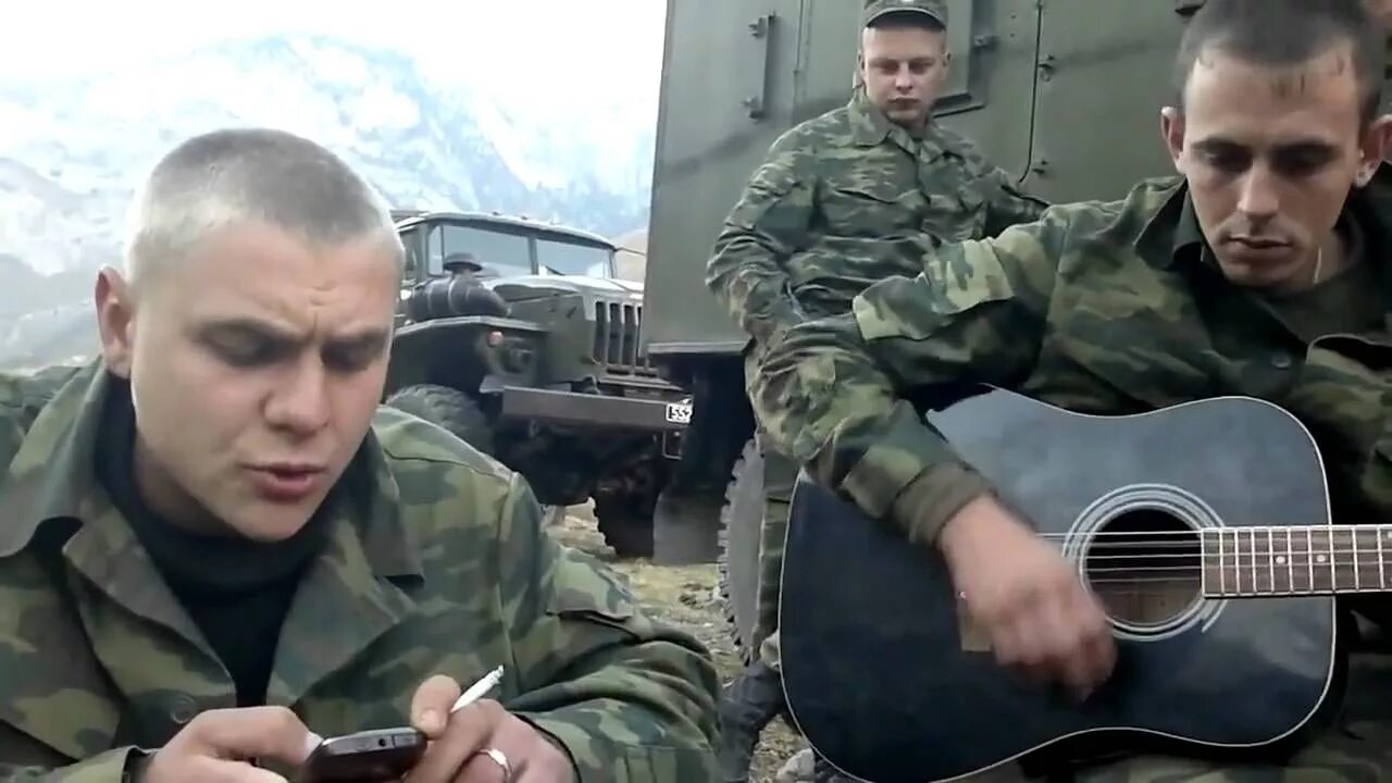 Советские солдаты поют. Включи боевые песни. Солдаты поют песни. Солдаты поют. Советские солдаты поют.