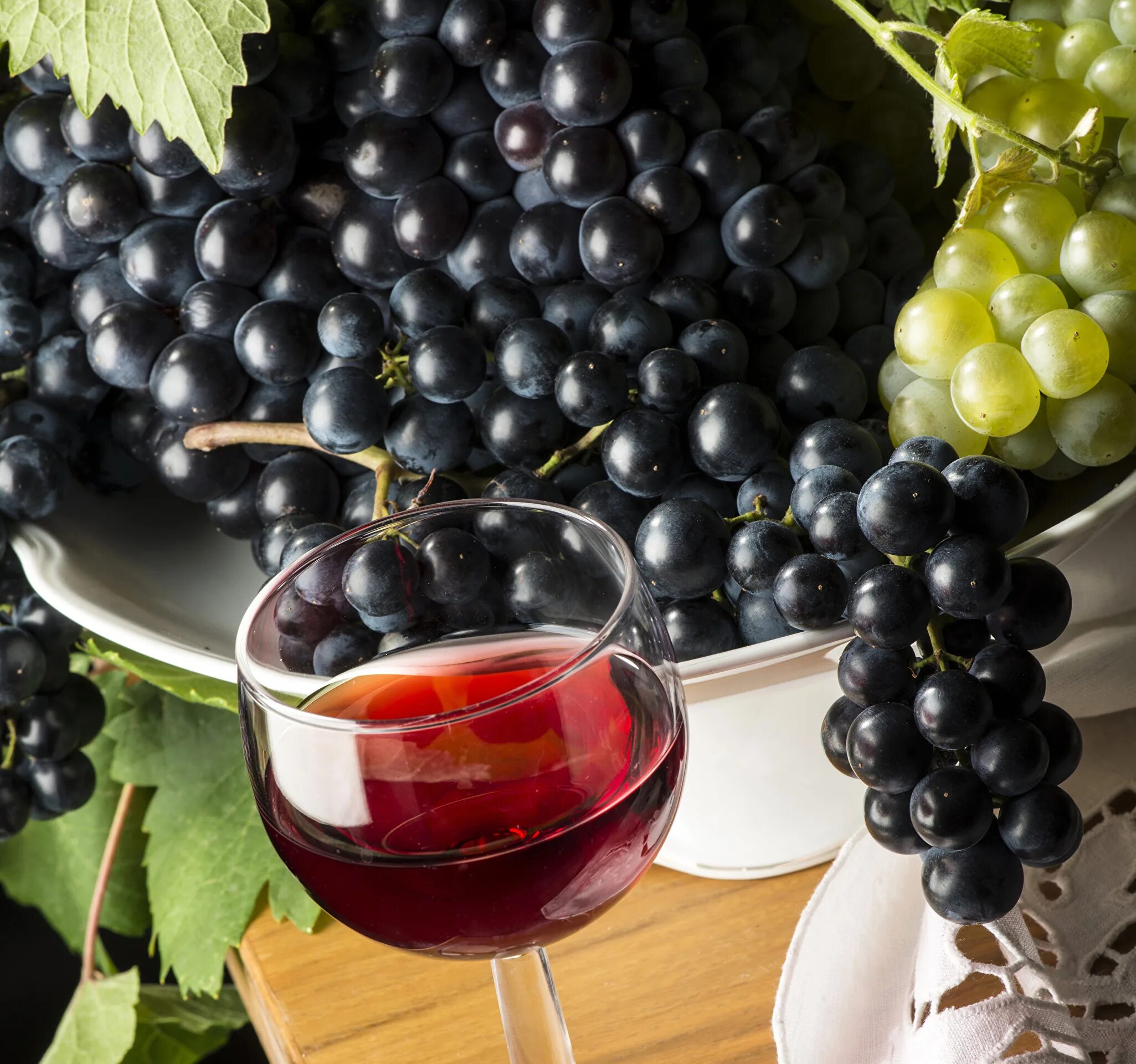 винный сорт винограда 194213. каберне совиньон сорт винограда. красное вино из сорта винограда мальбек. тамянка виноград. вино.