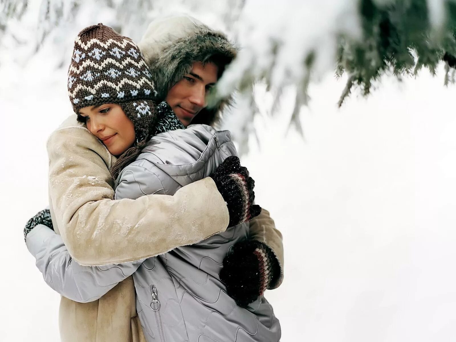 Высказывания про объятия. Человеку в день необходимо 8 поцелуев и 7 минут объятий. Человеку необходимо 8 объятий в день. Объятия полезны для здоровья. Обнимашки зимой.