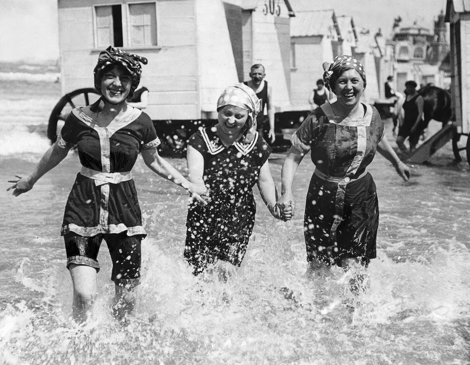Купаются ретро. Первые купальные костюмы. Пляжи 19 века. Купальные костюмы 30-х годов. Купальные костюмы до революции.