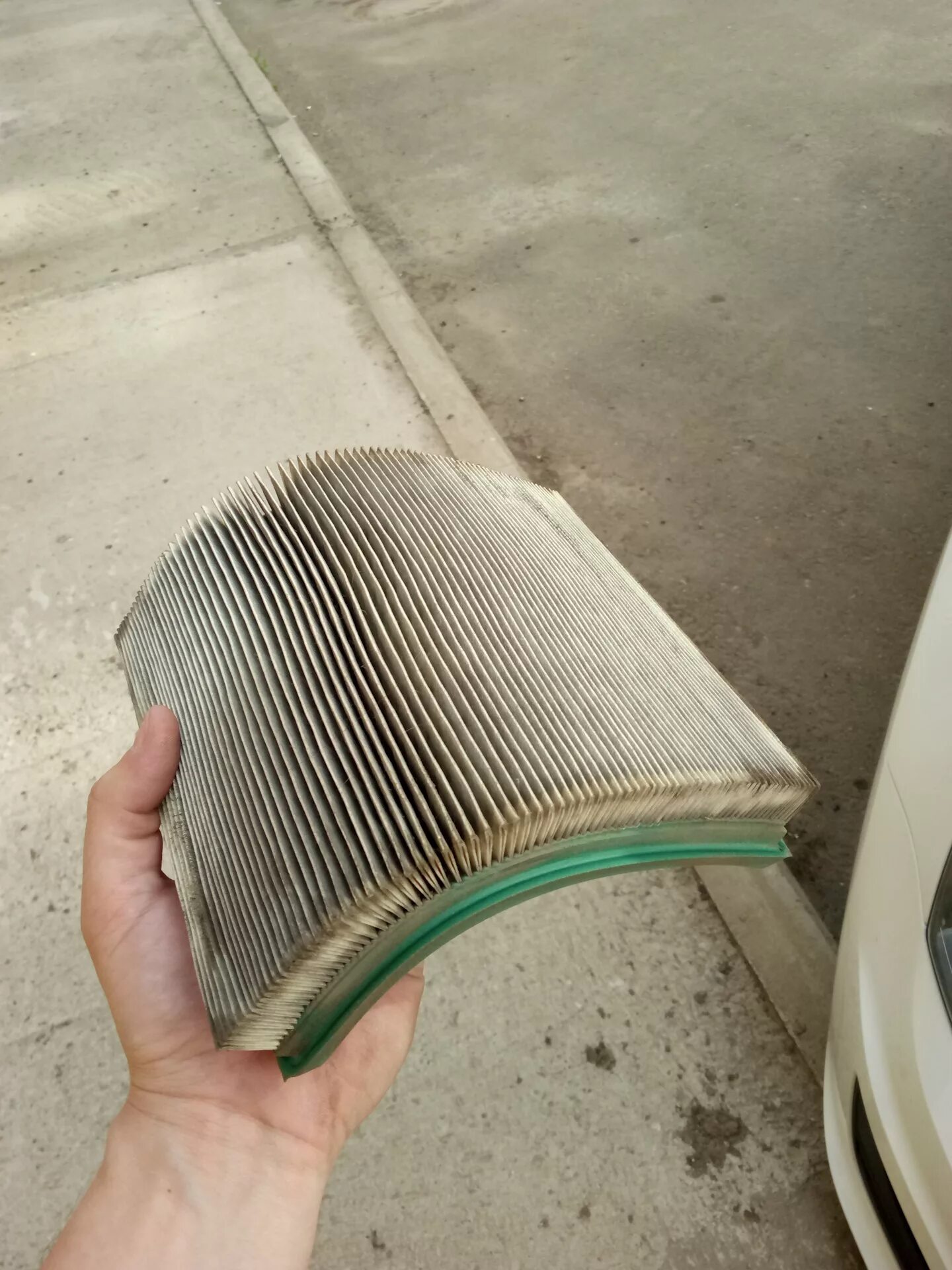 Воздушный фильтр 2114 грязный. Грязный воздушный фильтр в машине. Грязный воздушный фильтр эндуро. Тойота Сиента воздушный фильтр грязный.