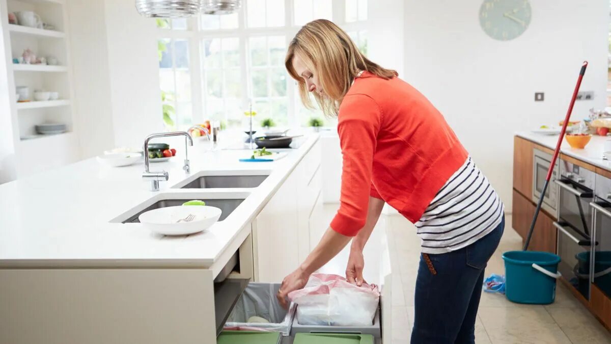 Woman cleaning. Уборка кухни. Убирается на кухне. Чистота на кухне. Женщина убирается в доме.