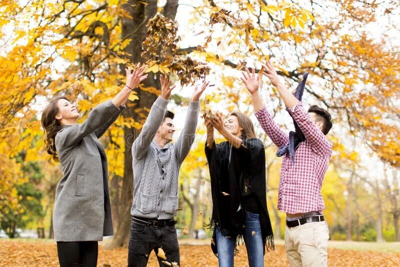 Парк с друзьями. Cod the bad apples. The autumn people. Friends throwing a woman in the air girl. Молодежь осень картинки.