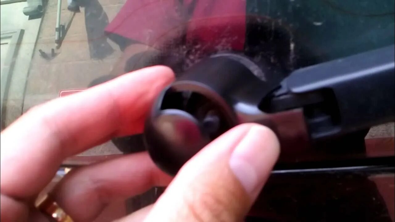 Как поменять ползунок заднего стеклоочистителя тигуан Тренд недели замена резинок дворников Volkswagen Tiguan (1G), 2 л, 2012 года
