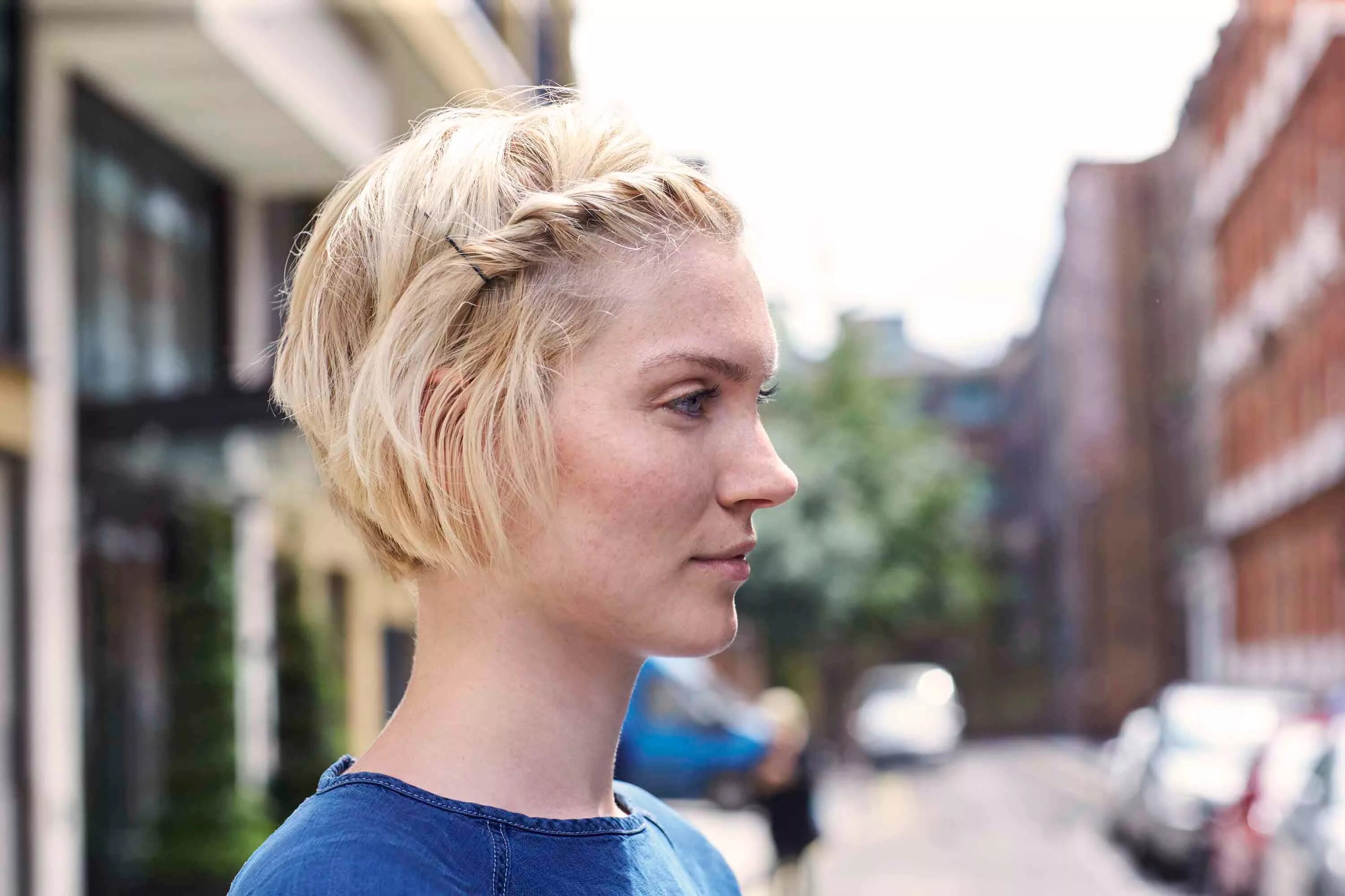 Девушка с короткими косичками. Косы на каре. Abbey lee kershaw с челкой. Косички на короткие волосы. Комсы на короткие волосы.