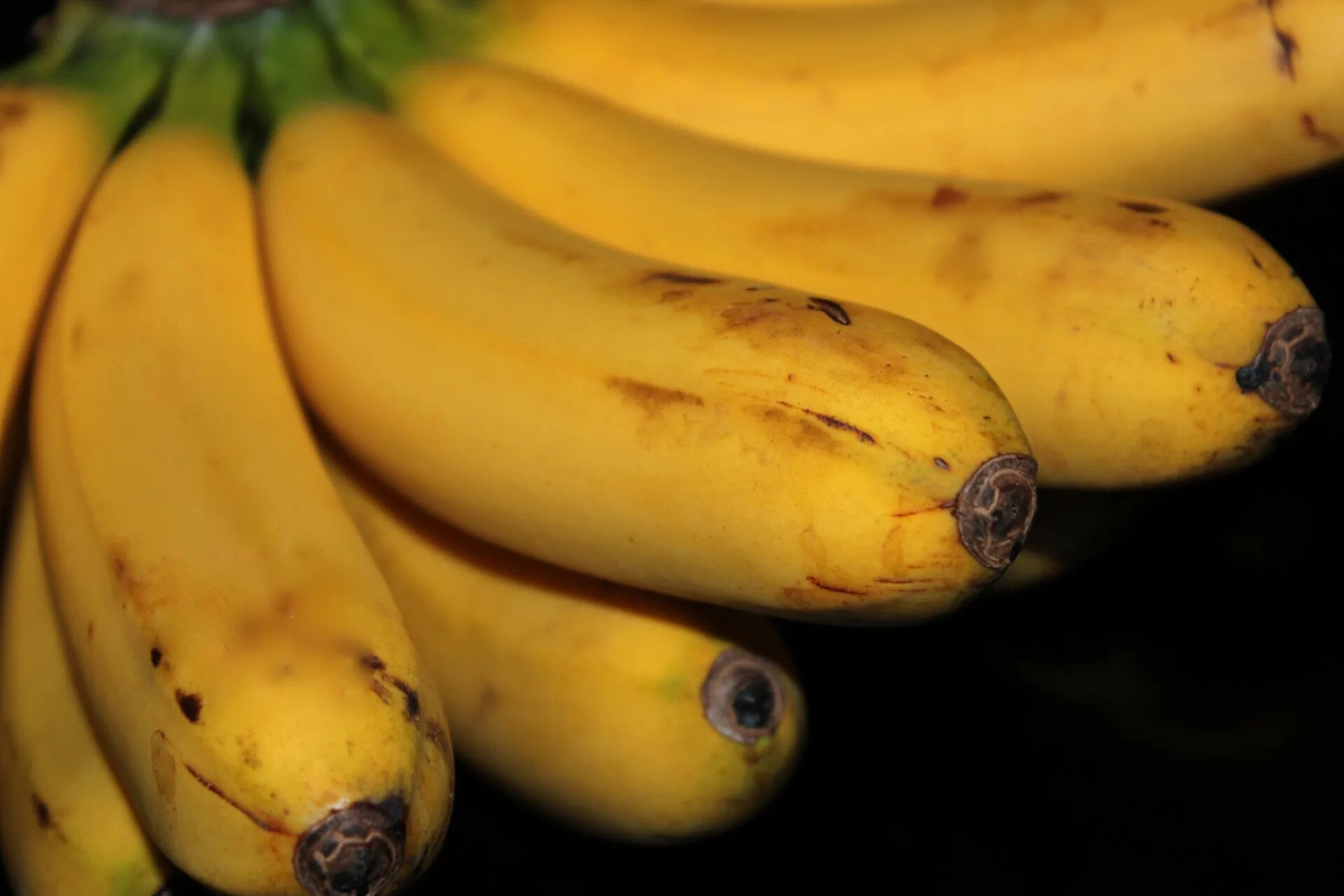 Видео где банан. Спелый банан. Связка бананов. Банан фото. Аппетитный банан.