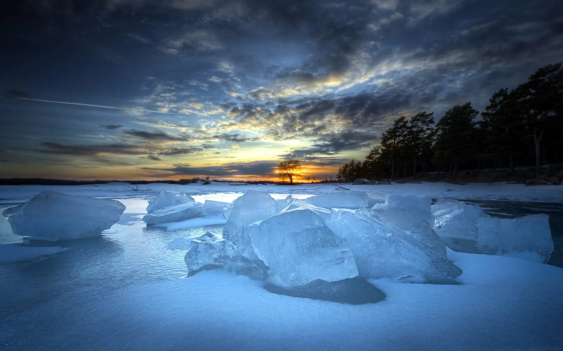 Замерзшая река (Frozen River) 2008. Ледяной пейзаж. Зимнее озеро. Ледяная река.