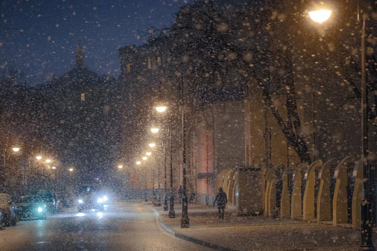 Мокрый снег ночью. Зимний город. снегопад. ночной снегопад в москве. зимняя ночь в городе.