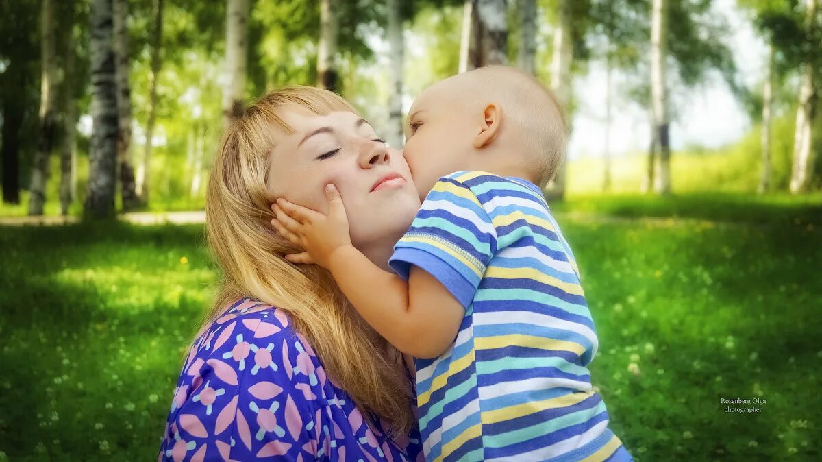 обнимает ребенка. мама с малышом на руках. мама обнимает дочку. мама с младенцем. девочка с мамой.