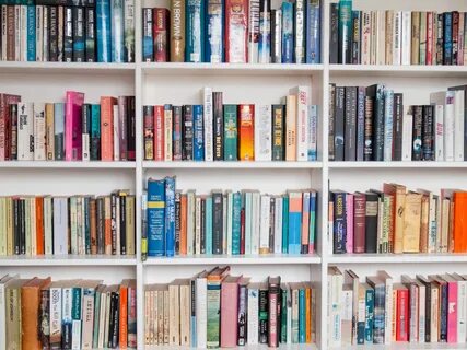 Книжная полка с книгами