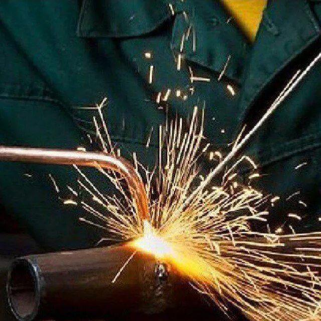 Процесс сварки станком. Sunkko точечная сварка. Ест сварка. Бизнес сварщика для сварщика. Сварщик.