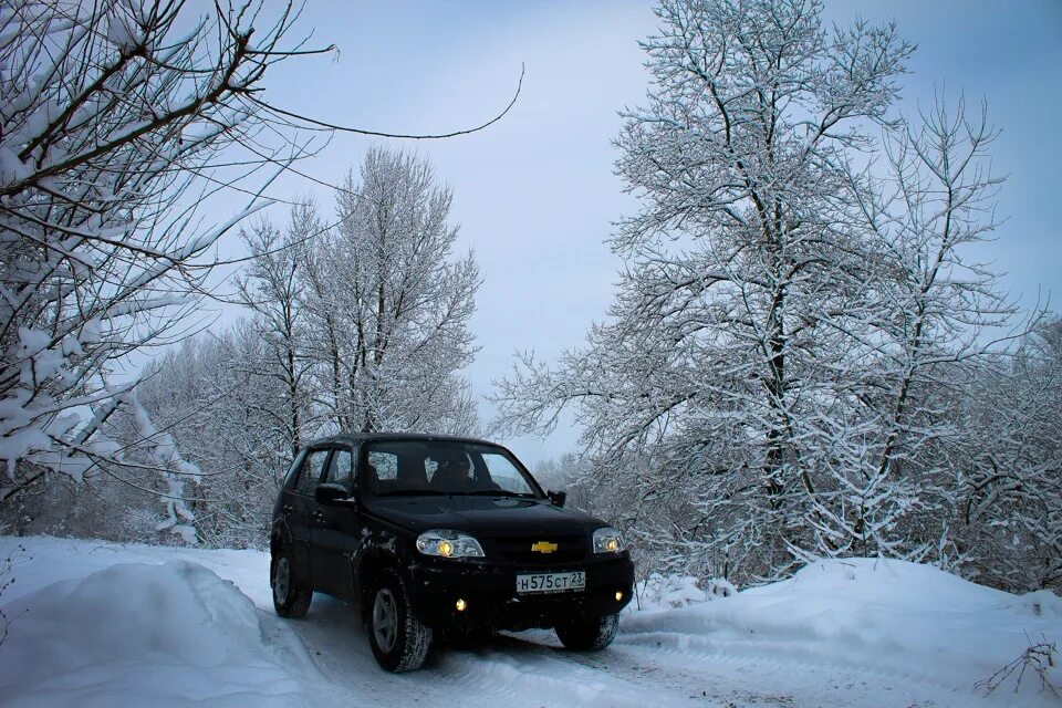 Белорецк нива. Chevrolet Niva зимой. Нива Шевроле зимой 163. Нива Шевроле черная. Шнива покатушки.