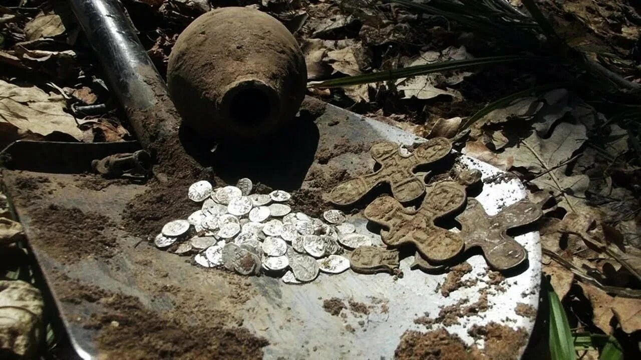 Находки копателей старине. Находки кладов с металлоискателем. Шурф кладоискателей. Металлоискатель клады находки. Кладоискатели сколько