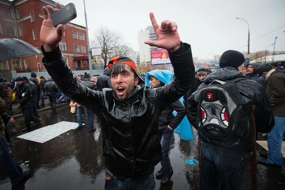 Почему москва столица россии. Почему в москве много. Почему в москве много. Москва люди. Почему в москве много.