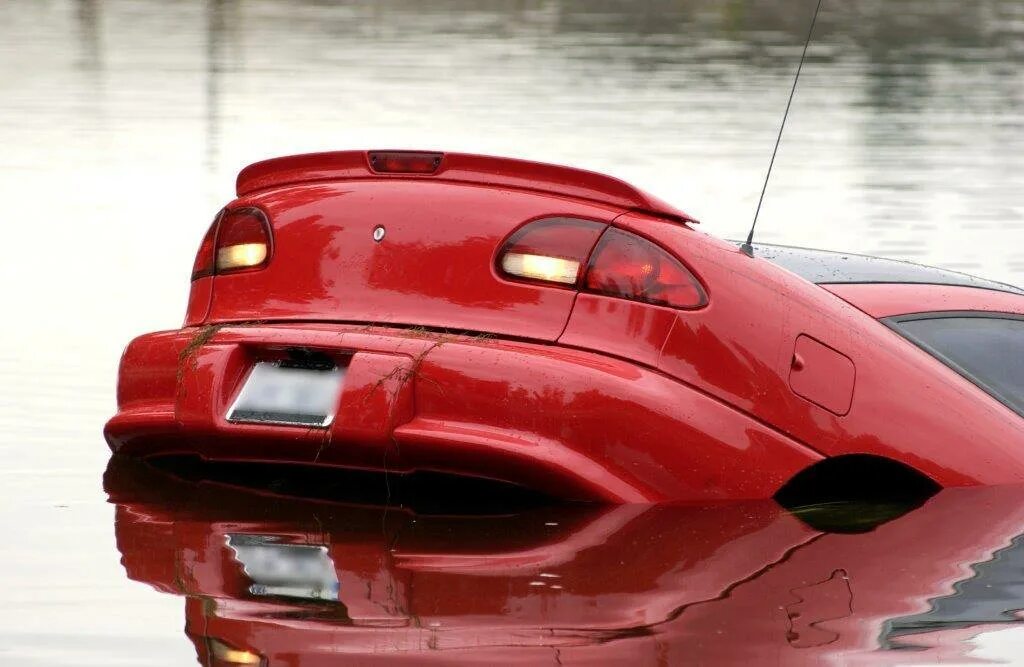 К чему снится тонущая машина. Тонущий автомобиль. Автомобиль тонет в воде. Крутые картинки машины тонут. Тонущая машина красивая картинка.