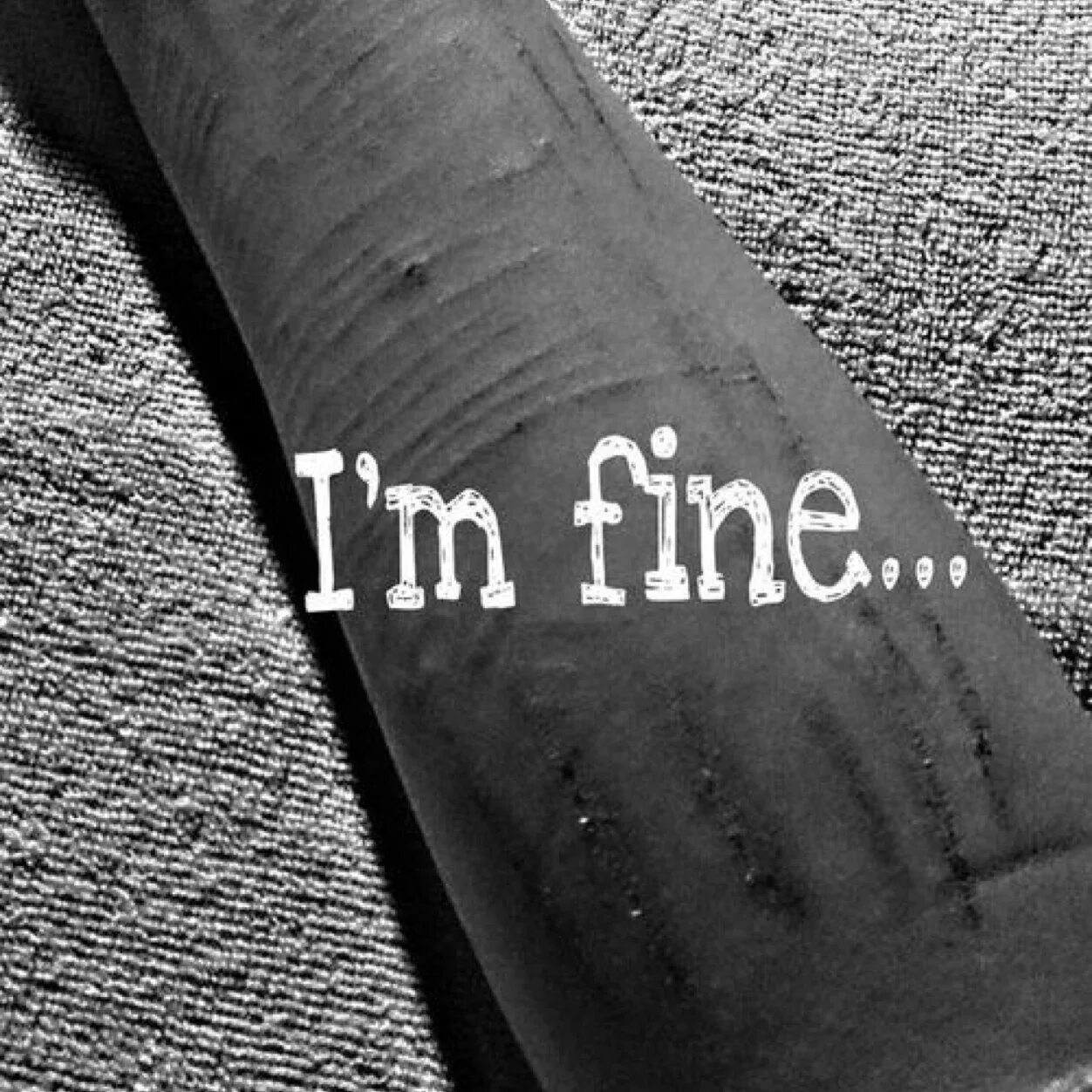 Can you fine me. Fine надпись. Обои im Fine. Надпись i hate myself. Картинка im Fine.