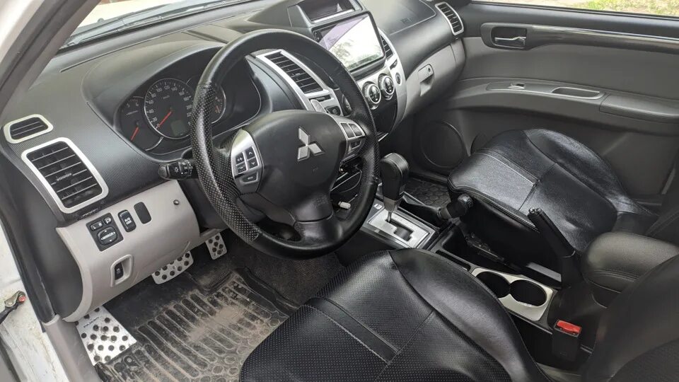 Ремонт mitsubishi pajero sport. Pajero Sport 2010 салон. Mitsubishi Pajero Sport 2 салон. Паджеро 4 салон. Пластик салона Mitsubishi Pajero Sport i.