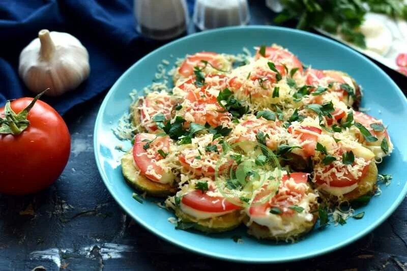 Рецепт жареных помидор с чесноком. Жареные кабачки с чесноком и майонезом и помидорами. Кабачки жареные с помидорами и чесноком. Кабачки с помидорами и чесноком. Кабачки с помидорами и сыром и чесноком.