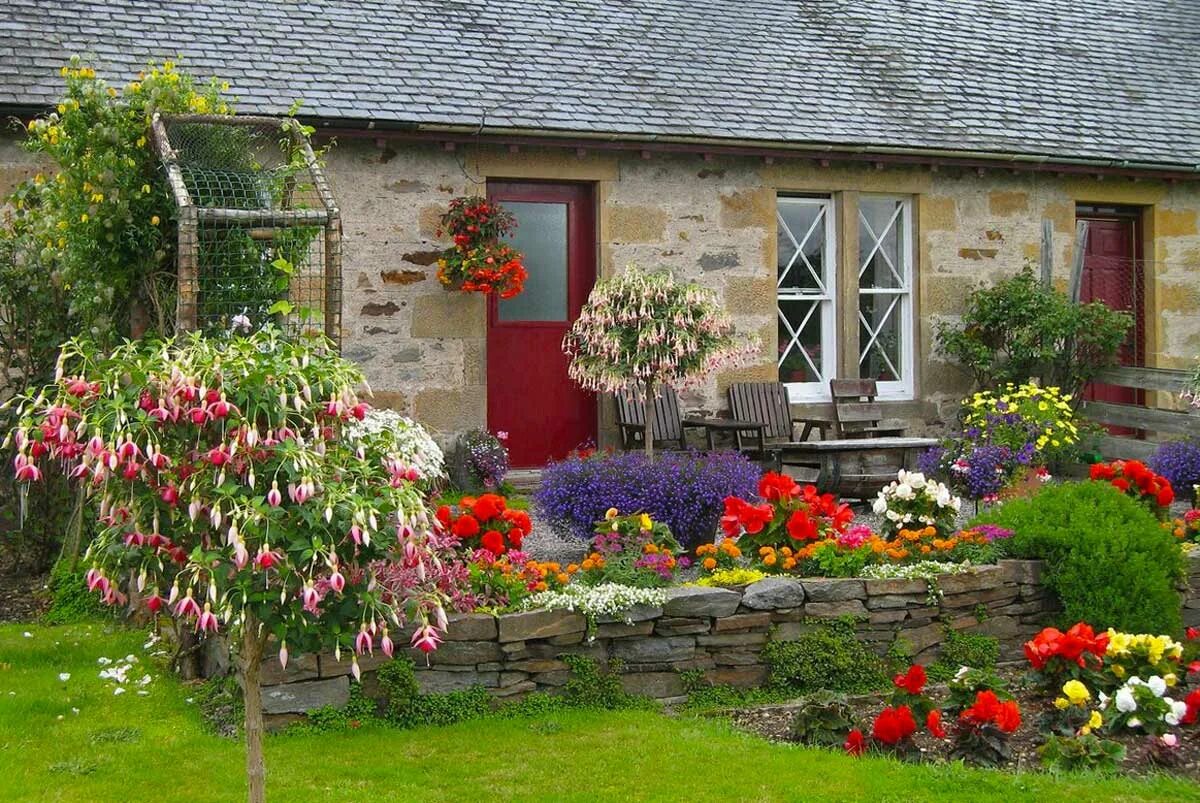 Дом возле садика. Палисадники в Англии. Палисадник Энфилд. Палисадник перед домом Англия. Огородики и палисадники в стиле Кантри.