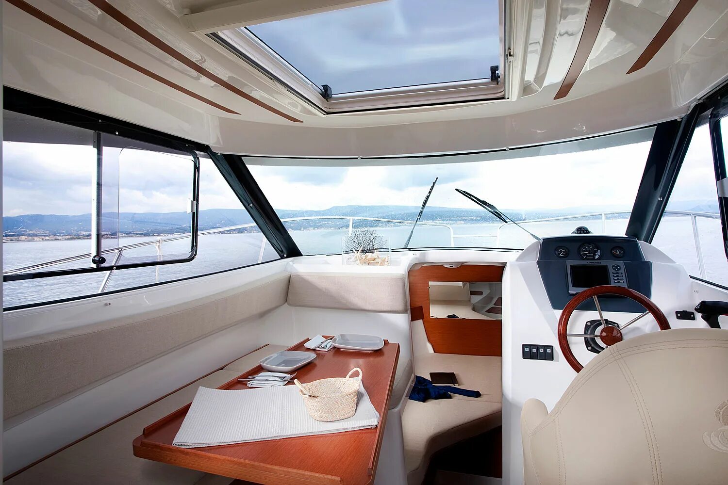 Катер beneteau antares 8. Antares 7. Beneteau antares 6 diesel. Antares 380. Катер beneteau antares 8.