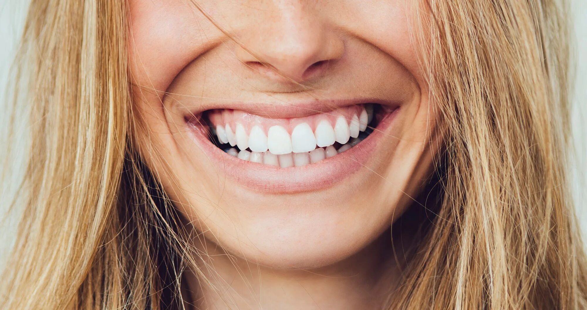 Человек вызывает улыбку. Красивая улыбка зубы. Девушка с красивыми зубами. Идеальные зубы. Красивые зубы.