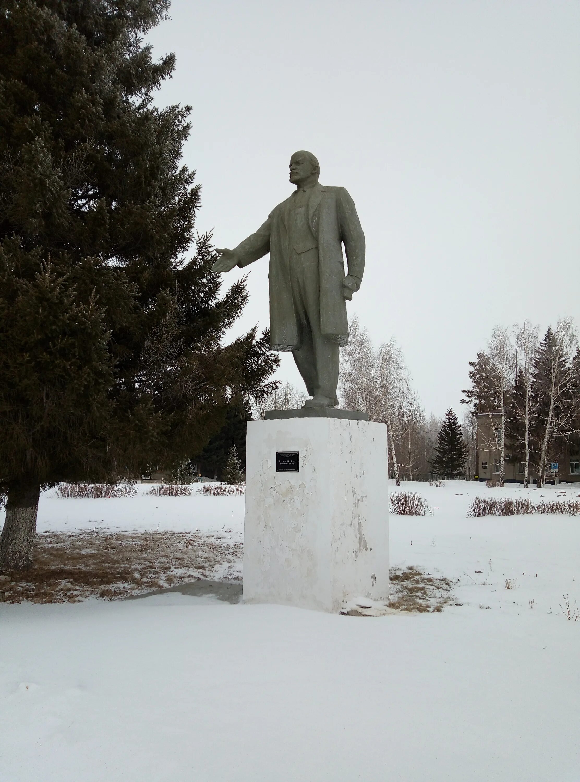 Поселок русская поляна. Памятник Ленину в Омской области. Памятник Ленину русская Поляна. Памятник Ленину русско Полянском районе.