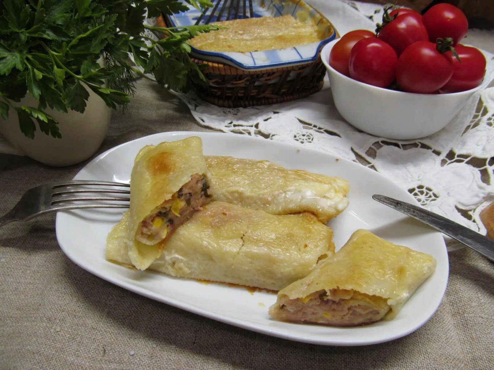 Блинчики с куриным фаршем. Запеченные блинчики. блинчики с фаршем и яйцом. яичные блинчики с фаршем.