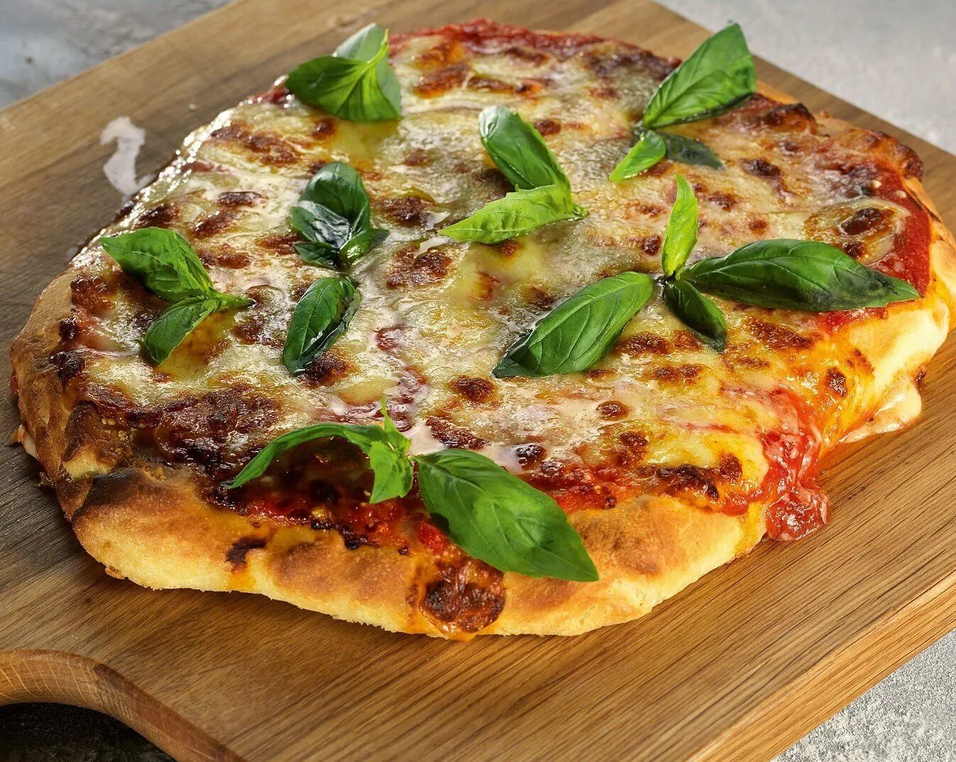Классическая пицца рецепты с фото. Пицца ди Буффало. Пицца с моцареллой ди Буффало. Неаполитанская пицца. Пицца овощная.