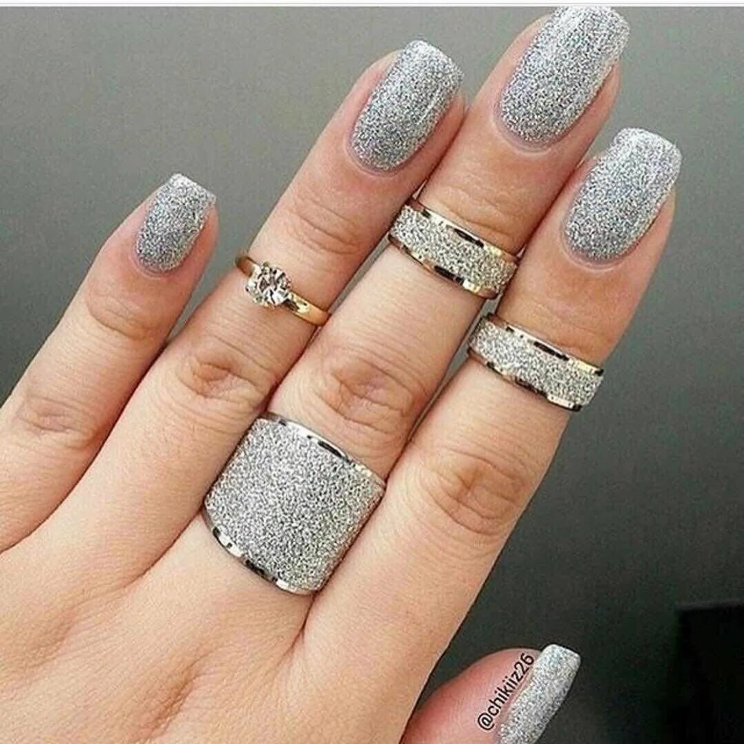 дизайн ногтей в серебристом цвете. белочеребристый маникюр. серебристый маникюр. маникюр серый с серебром. дизайн ногтей в серебристом цвете.