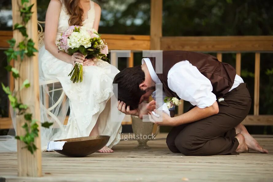 Муж целует ноги жене. Босоногая невеста. Омовение ног свадебное. Русская свадьба поцелуй.