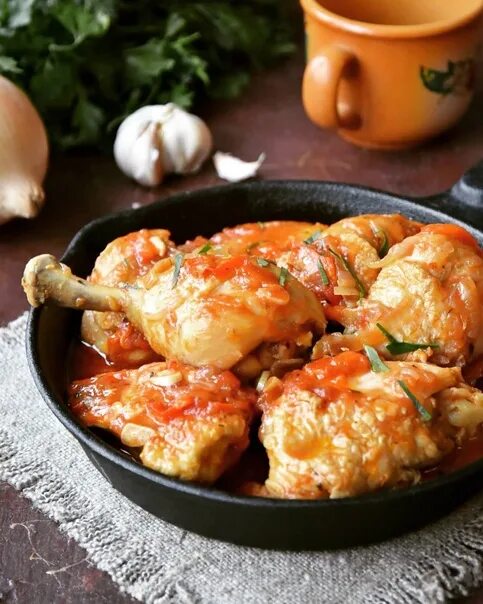 Рецепт курица чахохбили духовка. Чахохбили. чахохбили с курицей. чахохбили из курицы классический. чахохбили из креветок.