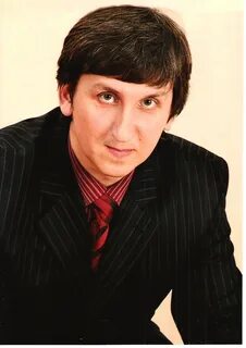 Директор действует