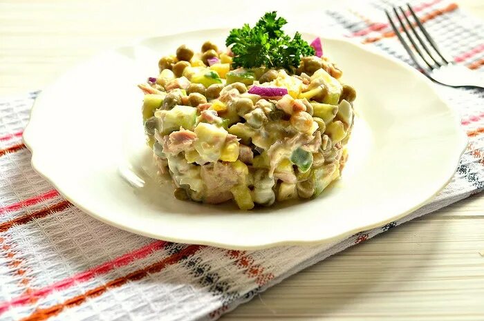 салат особый. салат тунец яйцо горошек зеленый. салат тунец пекинская капуста горошек. салат с тунцом и горошком и яйцами. салат с тунцом и ананасом.