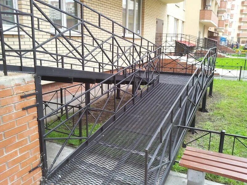 Пандус просечно вытяжной. Пандус металлический s9000. Стационарный пандус. Ограждения для маломобильных групп на пандусе. Пандус металлический s9000.