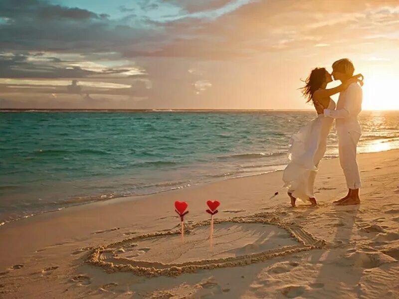 Видеоролик про любовь. Влюбленные на берегу моря. Счастливые влюбленные. Счастливая любовь. Парочка на море.