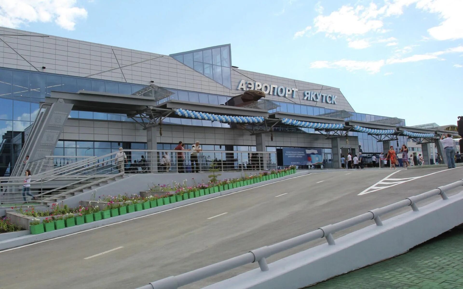 Аэропорт города якутска. Аэропорт и порт в якутске. фото аэропорт якутск 2025. терминал в якутске. аэропорт якутск 80-х.