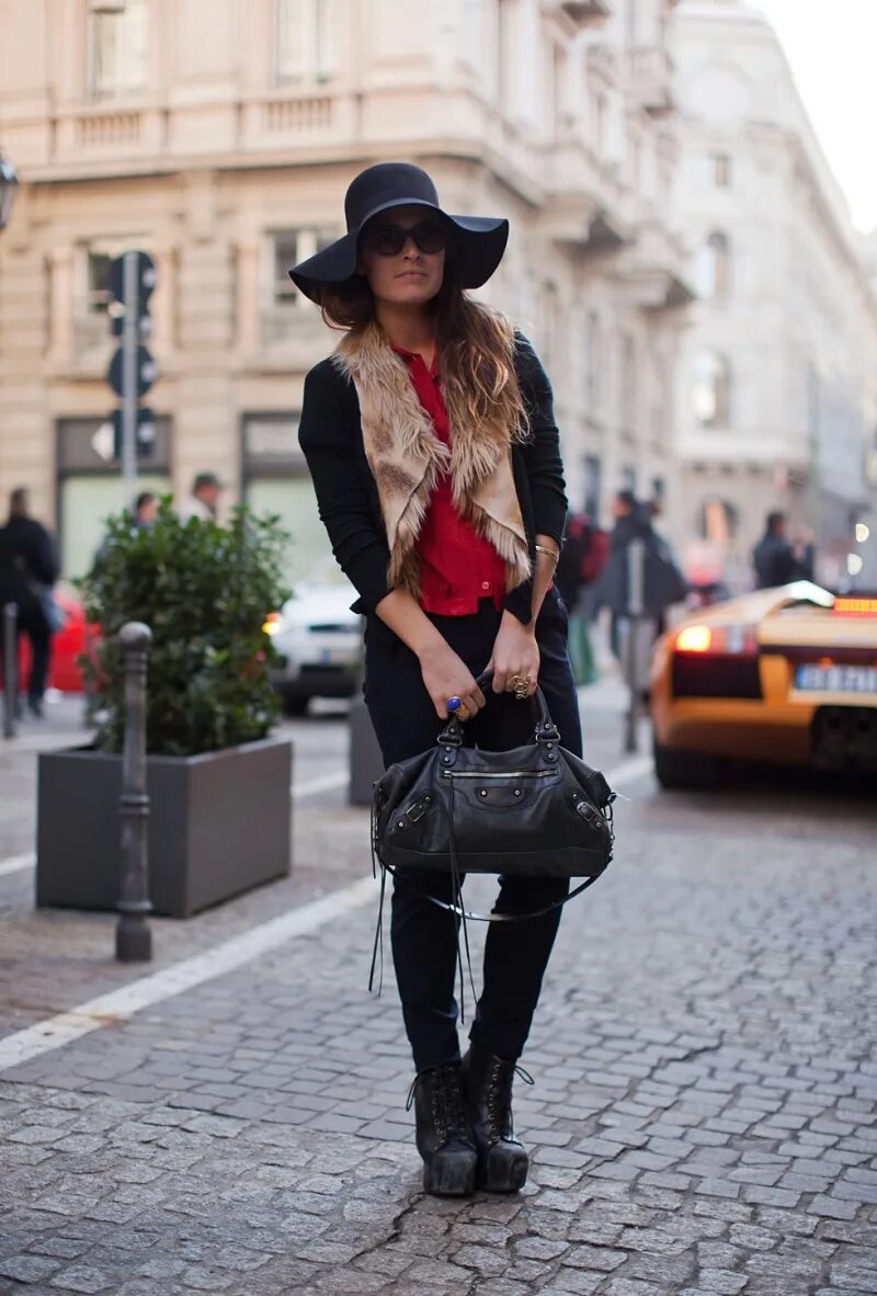 Шляпой можно. Шляпа с короткими полями. Стрит стайл шляпа федора. Шляпа хомбург женская. Шляпой можно.