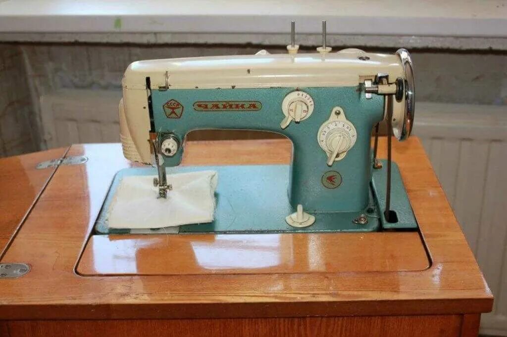 Советская швейная машинка Чайка. Чайка-2 швейная машинка. Швейная машинка Чайка 1952 года. Швейная машина Чайка 340а. Швейная машинка 2024